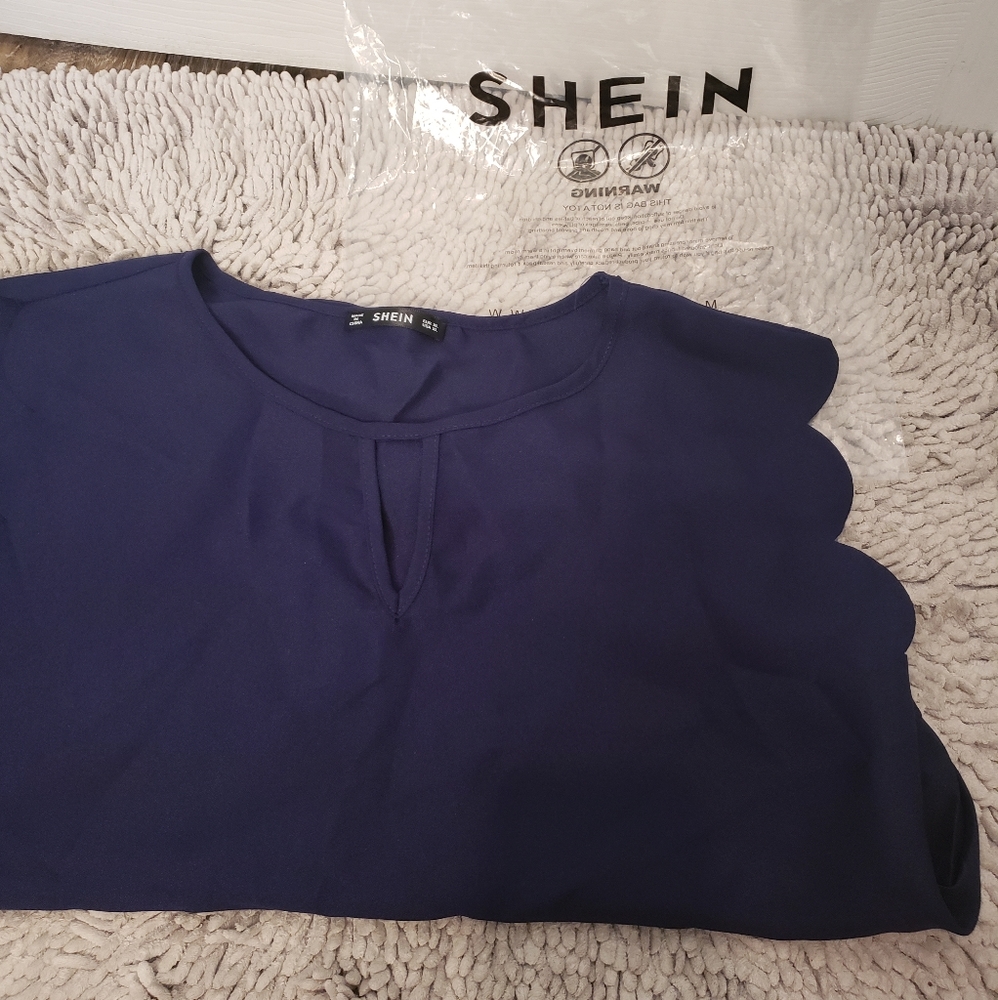 Ladies scalloped sleeve shirt